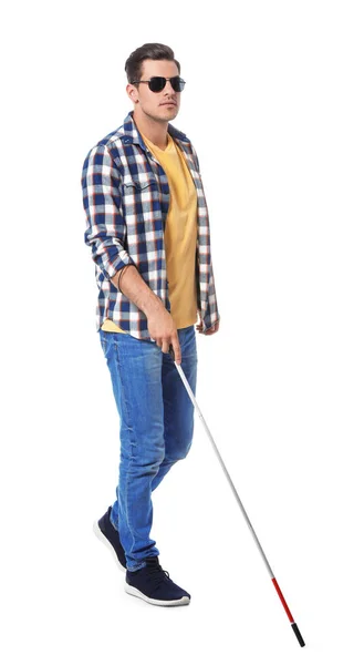Ślepy mężczyzna z długim trzciny na białym tle — Zdjęcie stockowe