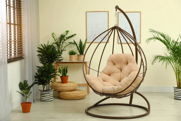 Cómoda silla oscilante con almohada en el interior de la habitación — Foto de Stock