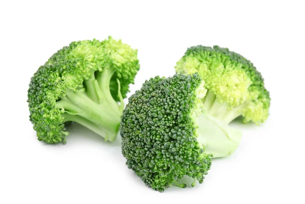 Brócoli verde fresco sobre fondo blanco. Alimentos ecológicos —  Fotos de Stock