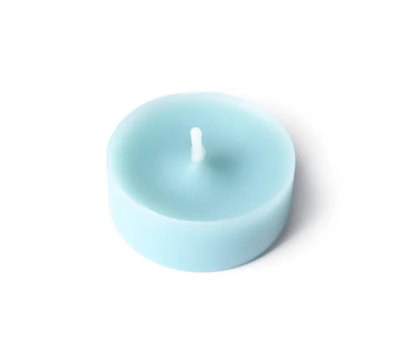 Pequena vela de cera azul isolada em branco — Fotografia de Stock