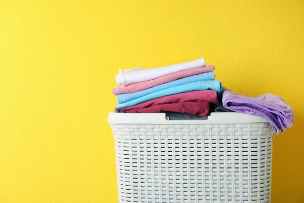 篮子，黄色背景有干净的洗衣，文字空间 — 图库照片