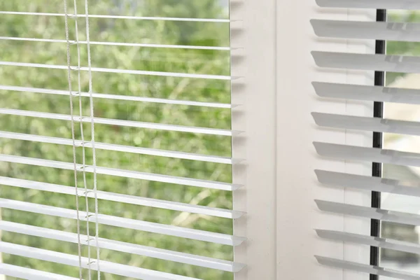 Janela com persianas horizontais modernas abertas dentro de casa, close-up — Fotografia de Stock