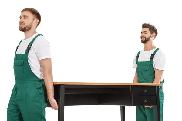 Jóvenes trabajadores llevando mesa aislada en blanco. Servicio móvil —  Fotos de Stock