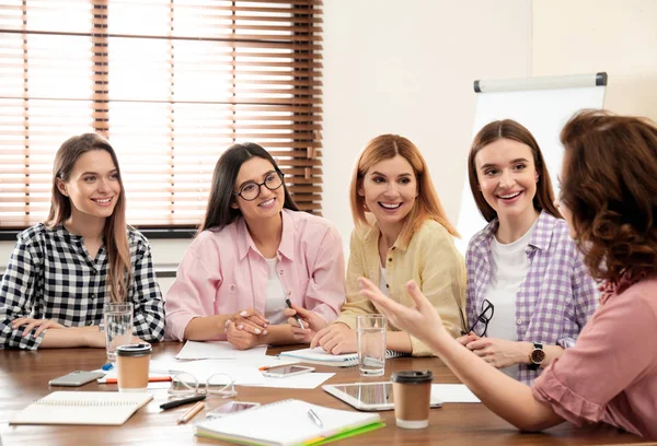 Equipo de negocios profesional femenino trabajando en la oficina. Concepto de poder femenino — Foto de Stock