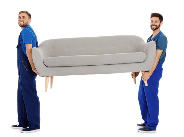 Giovani lavoratori che trasportano divano isolato su bianco. Servizio in movimento — Foto Stock