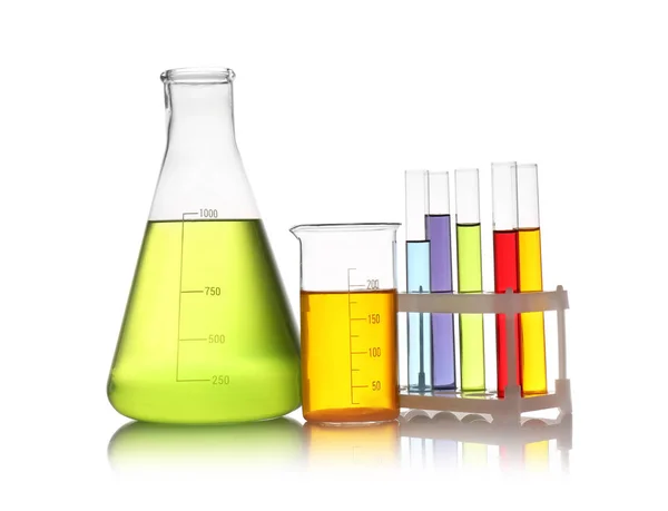 Set di bicchieri da laboratorio con liquidi colorati isolati su bianco. Chimica delle soluzioni — Foto Stock