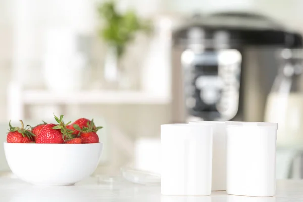 Koppar för hemlagad yoghurt och färsk jordgubb på bord i köket. Recept på multi Cooker — Stockfoto