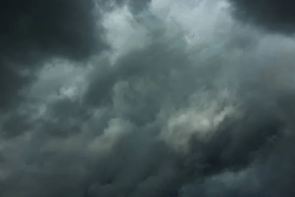 Небо с тяжелыми дождливыми облаками в серый день — стоковое фото