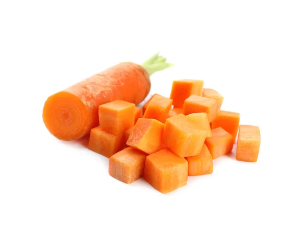 Mucchio di cubetti freschi e carota isolata su bianco — Foto Stock