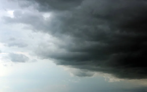 Ουρανός με βαριά βροχερά σύννεφα σε γκρι ημέρα — Φωτογραφία Αρχείου