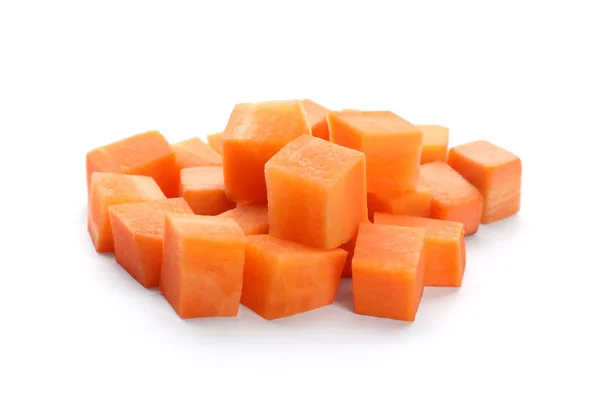 Купа свіжих кубиків моркви ізольовані на білому — стокове фото