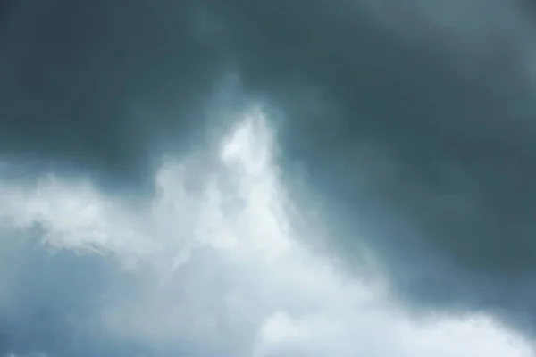 Niebo z ciężkimi deszczowymi chmurami w szary dzień — Zdjęcie stockowe