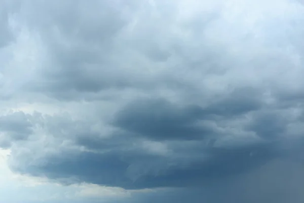 Céu com nuvens fortes e chuvosas no dia cinzento — Fotografia de Stock