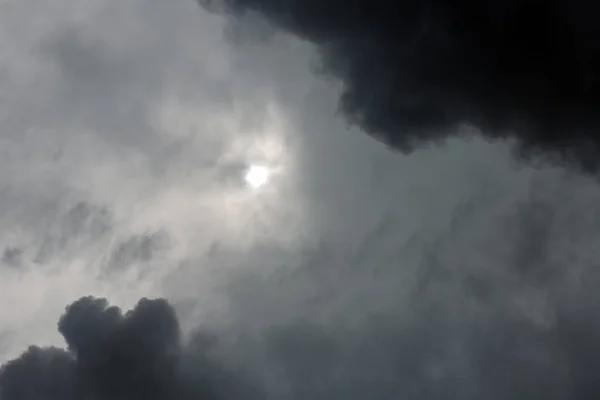 Himmel med kraftiga regniga moln på grå dag — Stockfoto