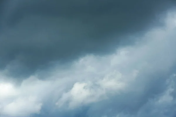 Céu com nuvens fortes e chuvosas no dia cinzento — Fotografia de Stock