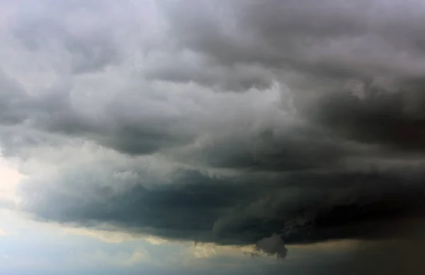 Céu com nuvens fortes e chuvosas no dia cinzento — Fotografia de Stock