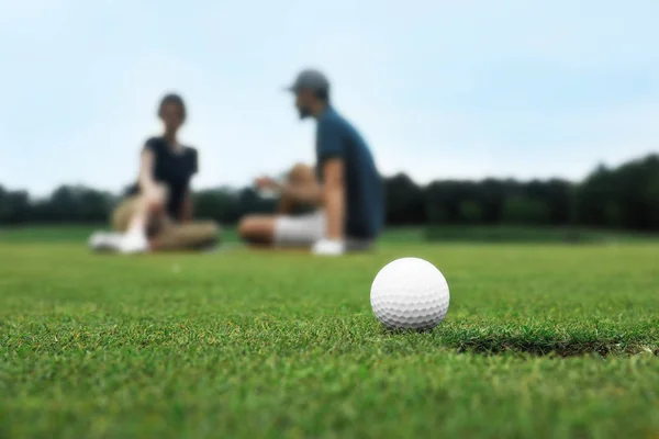 Golfový míč blízko díry na zeleném hřišti — Stock fotografie