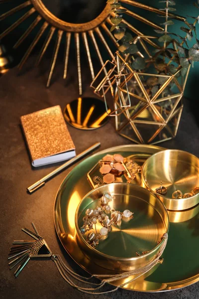 Komposition med snygga accessoarer och inredningsdetaljer på grått bord — Stockfoto