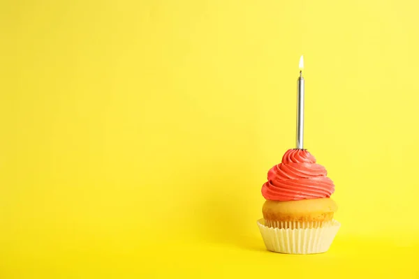 Bolo de aniversário com vela no fundo amarelo, espaço para texto — Fotografia de Stock