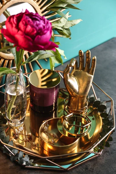 Samenstelling met stijlvolle accessoires en interieurelementen op tafel in de buurt van Turquoise muur — Stockfoto