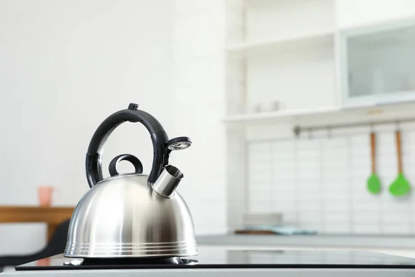 Mutfakta sobaya düdük ile Modern su ısıtıcısı, metin için alan — Stok fotoğraf