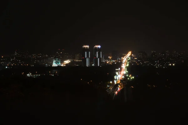 Kiev, Ukraina-22 maj 2019: utsikt över natt stad med lägenhetskomplex Soniachna Riviera och Metropolitan Andrey Sheptytsky Street — Stockfoto