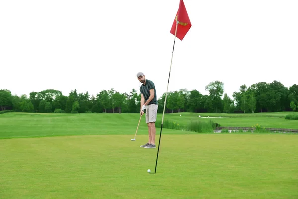 Mann spielt Golf auf grünem Platz. Sport und Freizeit — Stockfoto