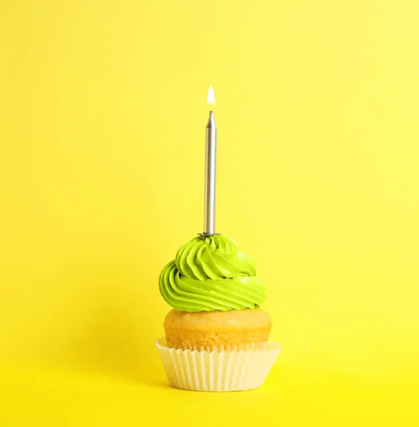 Cupcake d'anniversaire avec bougie sur fond jaune — Photo