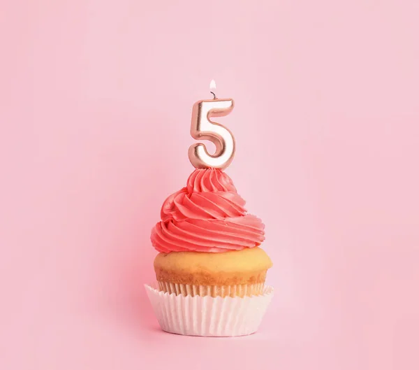 Narozeninový dort s svíčkami číslo pět na růžovém pozadí — Stock fotografie