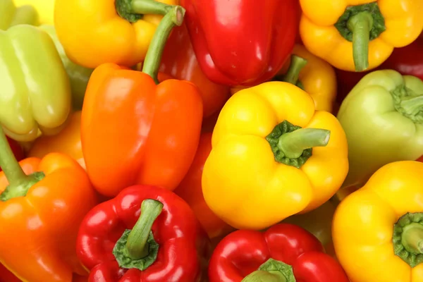 新鲜成熟的五颜六色的甜椒作为背景，顶视图 — 图库照片