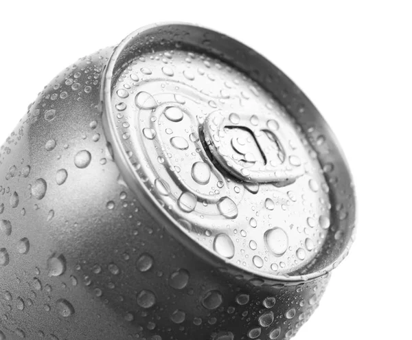 Aluminium kan van drank bedekt met water druppels op witte achtergrond — Stockfoto