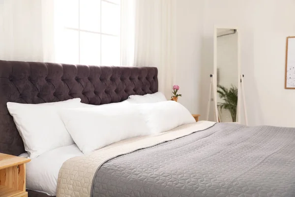 Moderna y cómoda cama en la habitación. Diseño de interiores —  Fotos de Stock