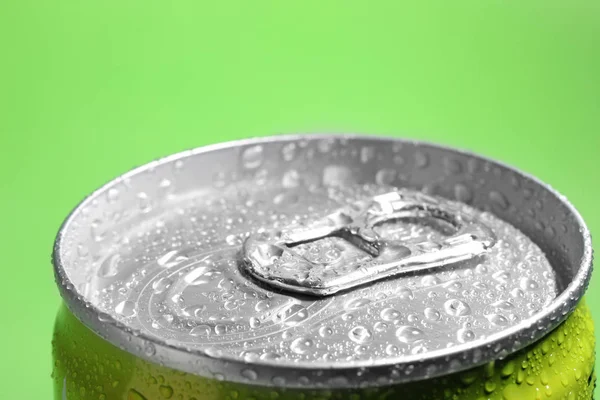 緑色の背景に水滴で覆われた飲料のアルミニウム缶、クローズアップ — ストック写真