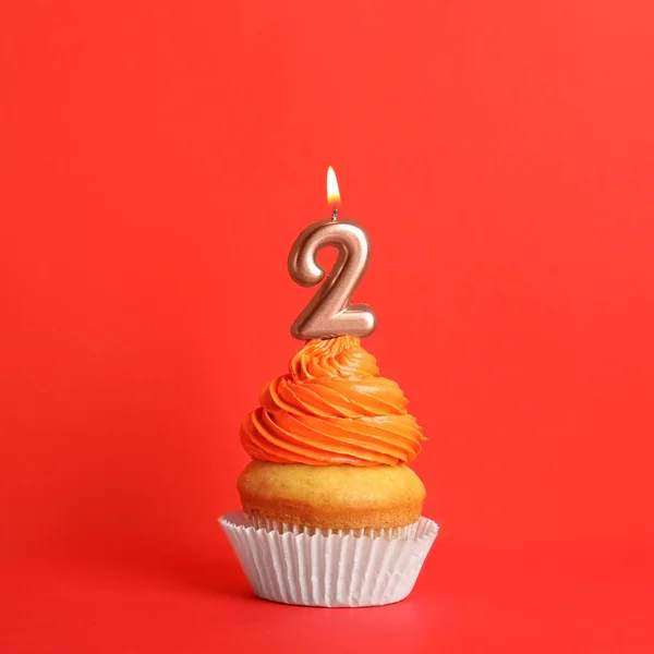 빨간 배경에 번호 두 개의 촛불과 생일 컵 케이크 — 스톡 사진