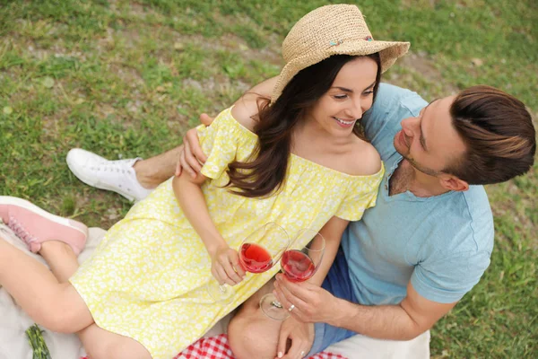 Feliz pareja joven haciendo un picnic en el parque en el día de verano —  Fotos de Stock