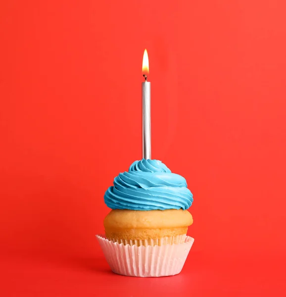 Narozeninový dort se svíčkou na červeném pozadí — Stock fotografie