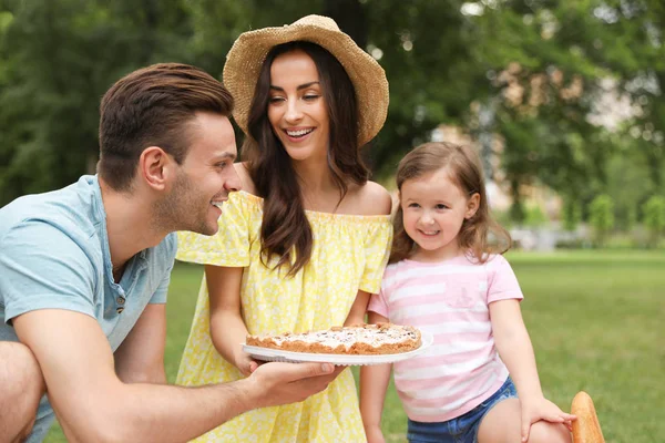 Lykkelig familie, der har picnic i parken på sommerdagen - Stock-foto