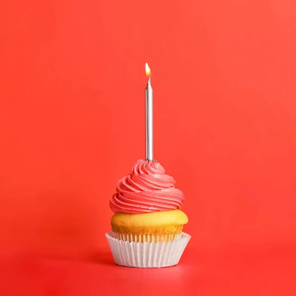 Narozeninový dort se svíčkou na červeném pozadí — Stock fotografie