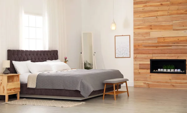 Современная удобная кровать в номере. Дизайн интерьера — стоковое фото