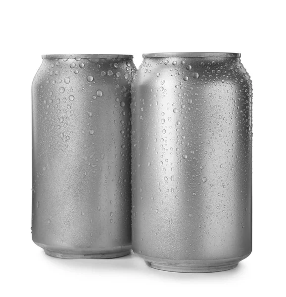 Latas de aluminio de bebidas cubiertas con gotas de agua sobre fondo blanco. Espacio para el diseño — Foto de Stock