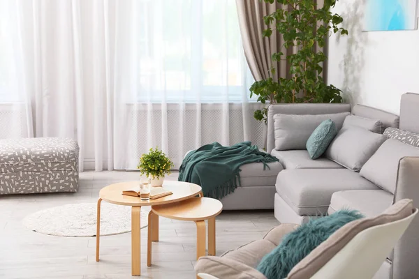 Interior moderno da sala de estar com sofá confortável — Fotografia de Stock