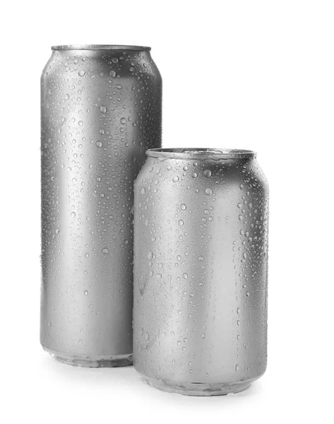 Latas de aluminio de bebidas cubiertas con gotas de agua sobre fondo blanco. Espacio para el diseño — Foto de Stock