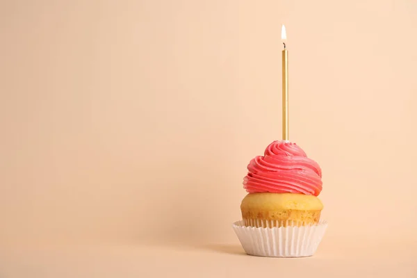 Bolo de aniversário com vela no fundo bege, espaço para texto — Fotografia de Stock