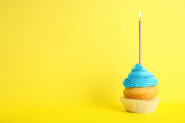 Bolo de aniversário com vela no fundo amarelo, espaço para texto — Fotografia de Stock