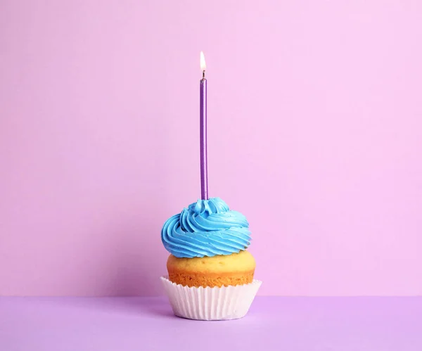 Cupcake d'anniversaire avec bougie sur fond violet — Photo