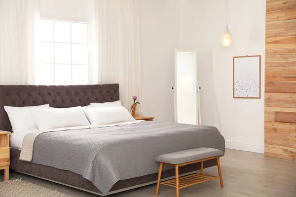 Modern comfortabel bed in de kamer. Interieur — Stockfoto