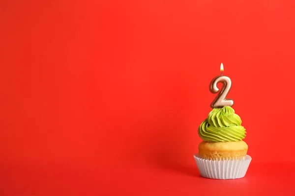 Geburtstagskuchen mit Kerze Nummer zwei auf rotem Hintergrund, Platz für Text — Stockfoto