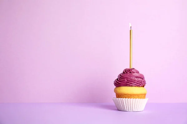 Bolo de aniversário com vela no fundo violeta, espaço para texto — Fotografia de Stock