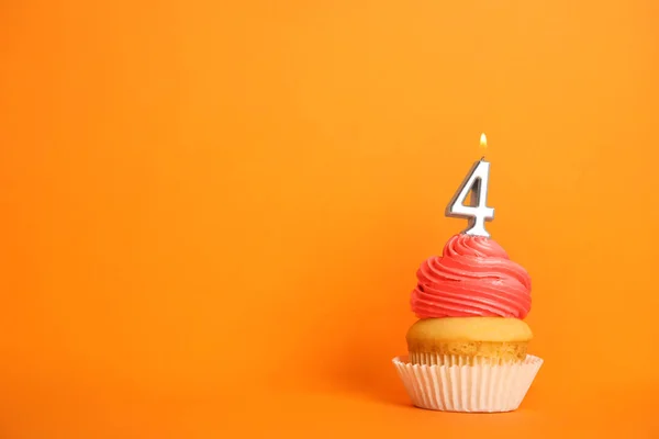 Narozeninový dort se svíčkou číslo čtyři na oranžovém pozadí, prostor pro text — Stock fotografie