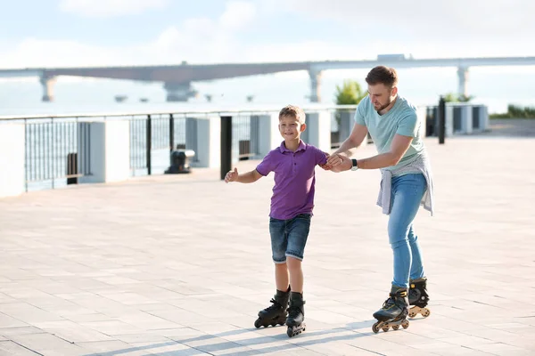 Vader en zoon roller skating op City Street — Stockfoto